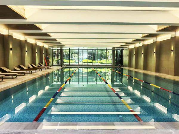 AQUA愛克泳池設(shè)備落地?zé)熍_高端社區(qū)，強(qiáng)效過濾與恒溫智控技術(shù)引關(guān)注:泳池設(shè)備
