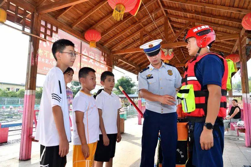 安全課開進(jìn)游泳池<strong></p>
<p>游泳池</strong>！保康織牢鄉(xiāng)村兒童防溺水防護(hù)網(wǎng):游泳池