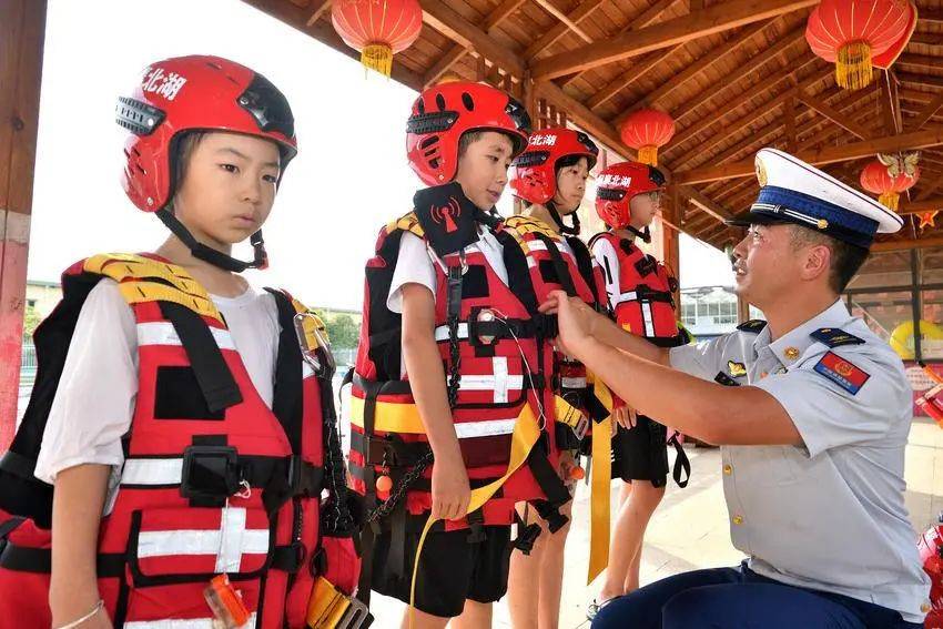 安全課開進(jìn)游泳池<strong></p>
<p>游泳池</strong>！?？悼椑梧l(xiāng)村兒童防溺水防護(hù)網(wǎng):游泳池