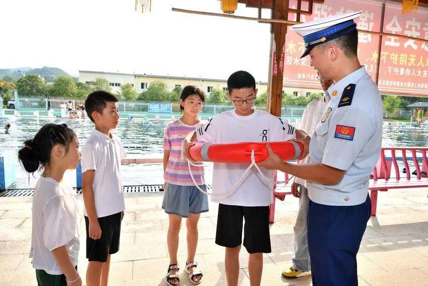 安全課開進(jìn)游泳池<strong></p>
<p>游泳池</strong>！?？悼椑梧l(xiāng)村兒童防溺水防護(hù)網(wǎng):游泳池