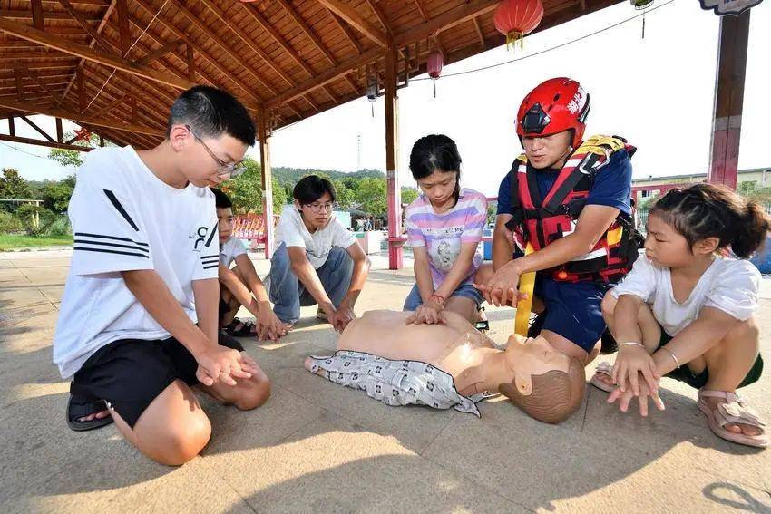 安全課開進(jìn)游泳池<strong></p>
<p>游泳池</strong>！?？悼椑梧l(xiāng)村兒童防溺水防護(hù)網(wǎng):游泳池