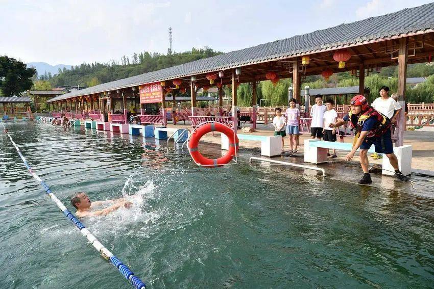 安全課開進(jìn)游泳池<strong></p>
<p>游泳池</strong>！保康織牢鄉(xiāng)村兒童防溺水防護(hù)網(wǎng):游泳池