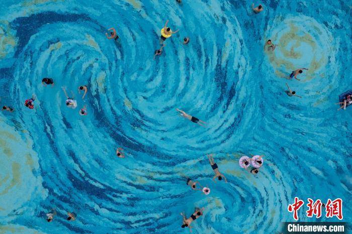 成都“星空”游泳池周末人氣旺:游泳池