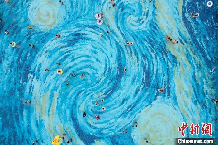 成都“星空”游泳池周末人氣旺:游泳池