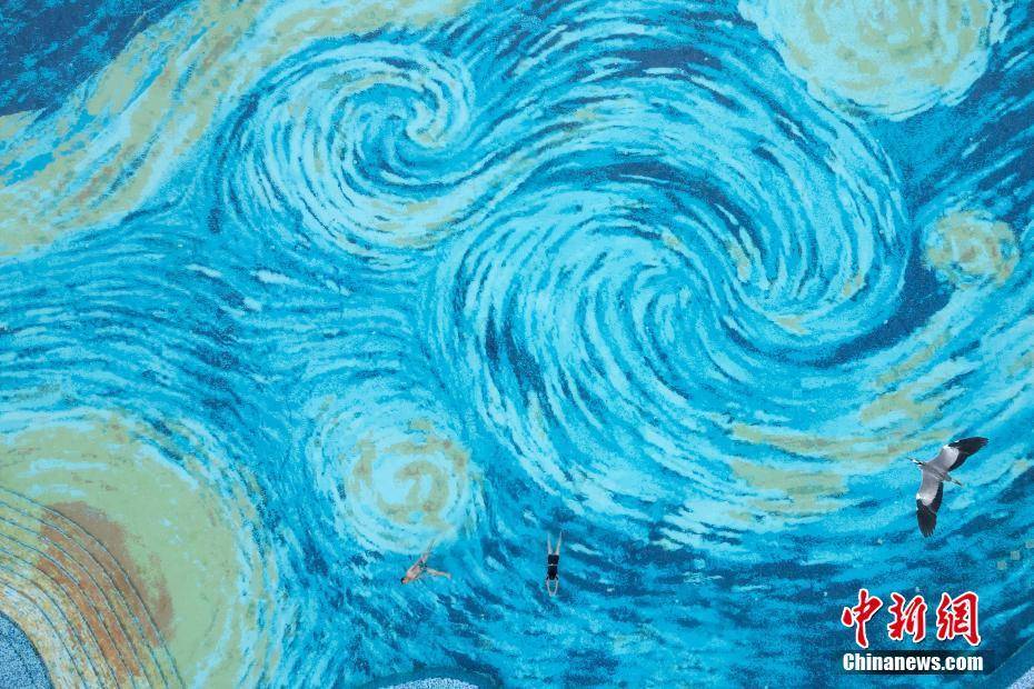 成都一游泳池化身夢(mèng)幻“星空畫”:游泳池