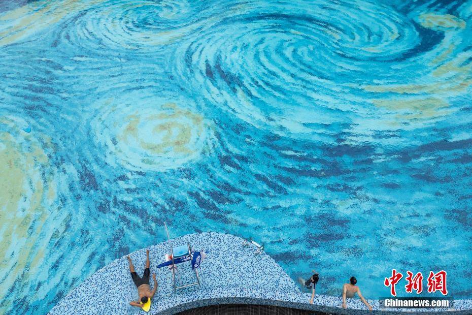 成都一游泳池化身夢(mèng)幻“星空畫”:游泳池