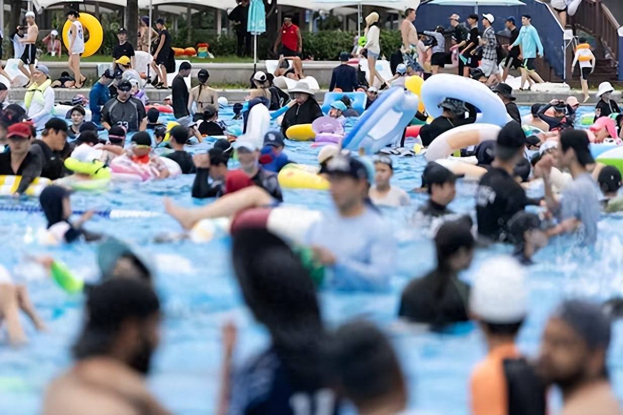 日本男子在游泳池脫掉小學(xué)生泳衣，被捕后認(rèn)罪稱：我無法控制自己:游泳池