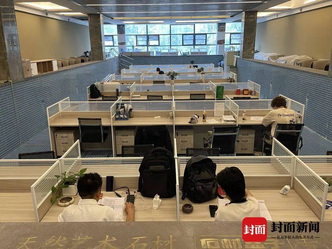 在“1.55米深水區(qū)”辦公？成都一公司游泳池“爆改”辦公室！下班=上岸！:游泳池