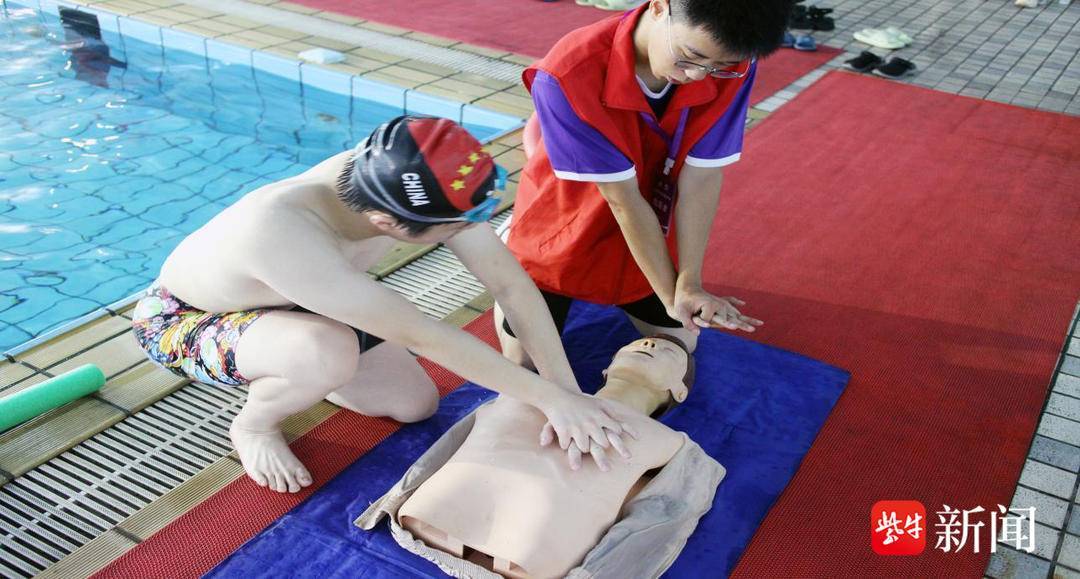 切實(shí)提升孩子們的防溺水安全意識(shí)世界預(yù)防溺水日<strong></p>
<p>游泳池</strong>，鎮(zhèn)江急救專(zhuān)家游泳池邊科普溺水急救技能:游泳池