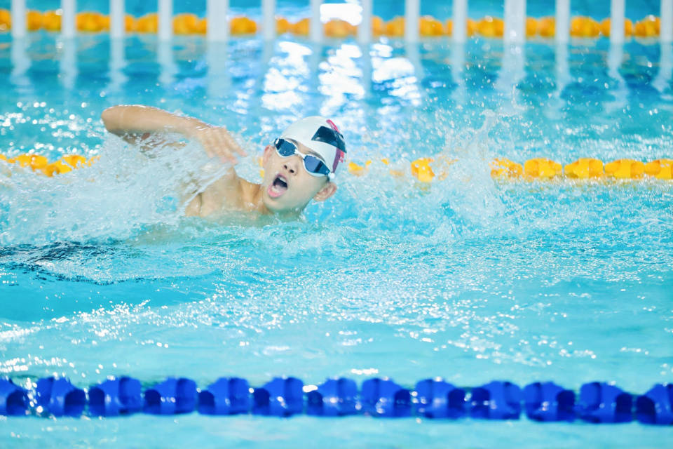 杭州有高中把軍訓(xùn)搬到了游泳池，第一名獎(jiǎng)品是潘展樂(lè)簽名照！:游泳池