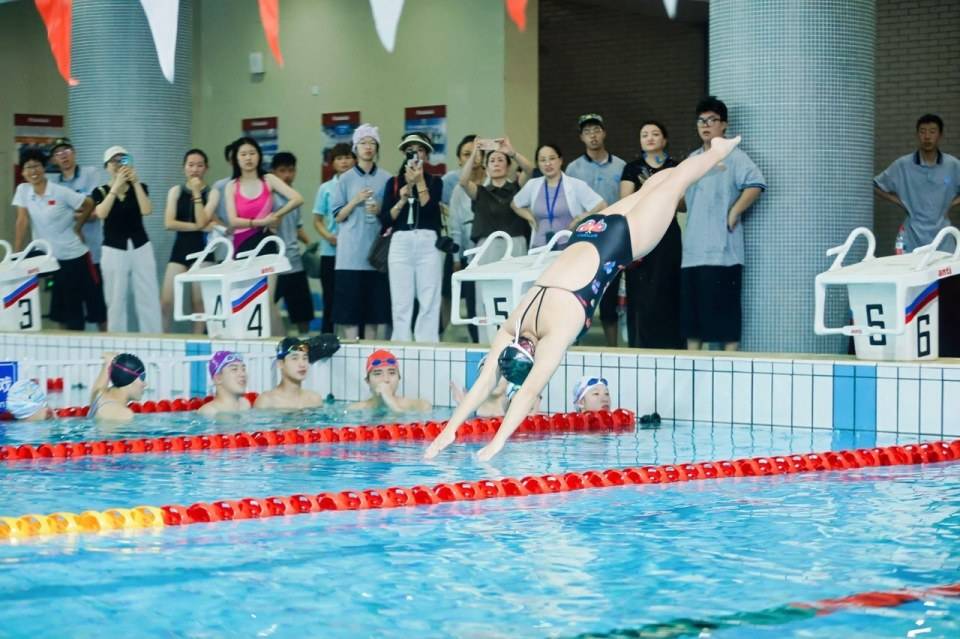 杭州有高中把軍訓(xùn)搬到了游泳池<strong></p>
<p>游泳池</strong>，第一名獎(jiǎng)品是潘展樂(lè)簽名照！:游泳池