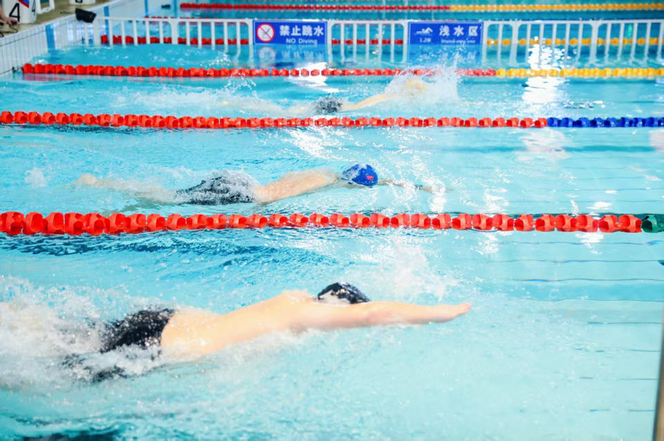 杭州有高中把軍訓(xùn)搬到了游泳池<strong></p>
<p>游泳池</strong>，第一名獎(jiǎng)品是潘展樂(lè)簽名照！:游泳池